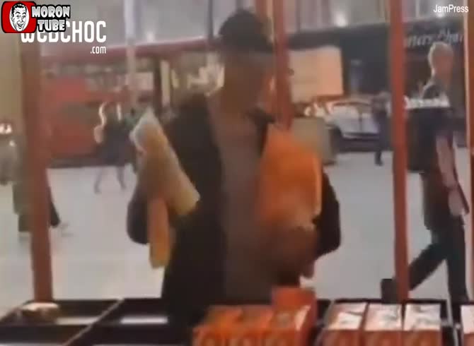 Video :A shoplifter exits a bakery with a huge quantity of food, only a few meters from a police station